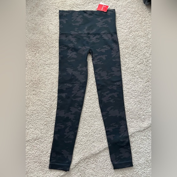 NWT SPANX Black Camo Look at Me Now Seamless Legging - Picture 6 of 13